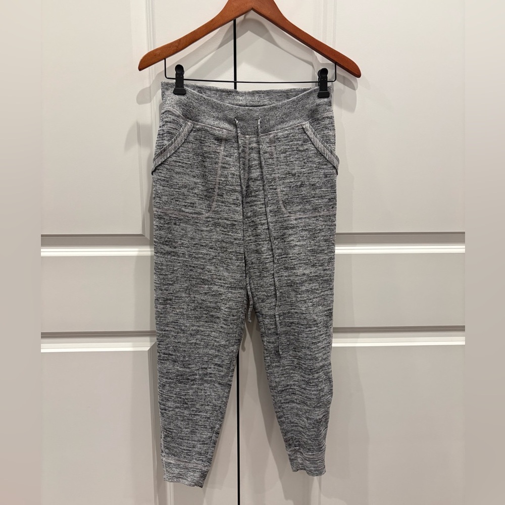 Athleta XS Cropped Downplay Heathered Gray Joggers